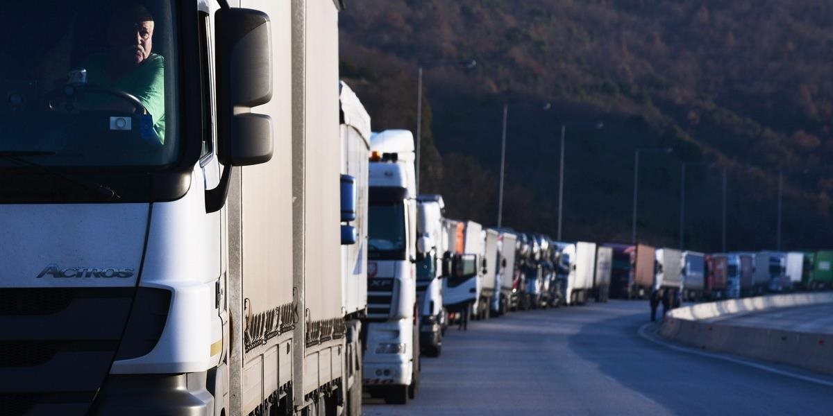 Na grécko-bulharských hraniciach uviazli kvôli štrajku stovky áut a kamiónov
