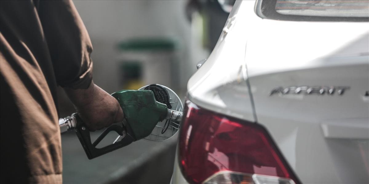 Ceny pohonných hmôt klesajú: Lacnejšiu naftu sme naposledy tankovali pred 11 rokmi