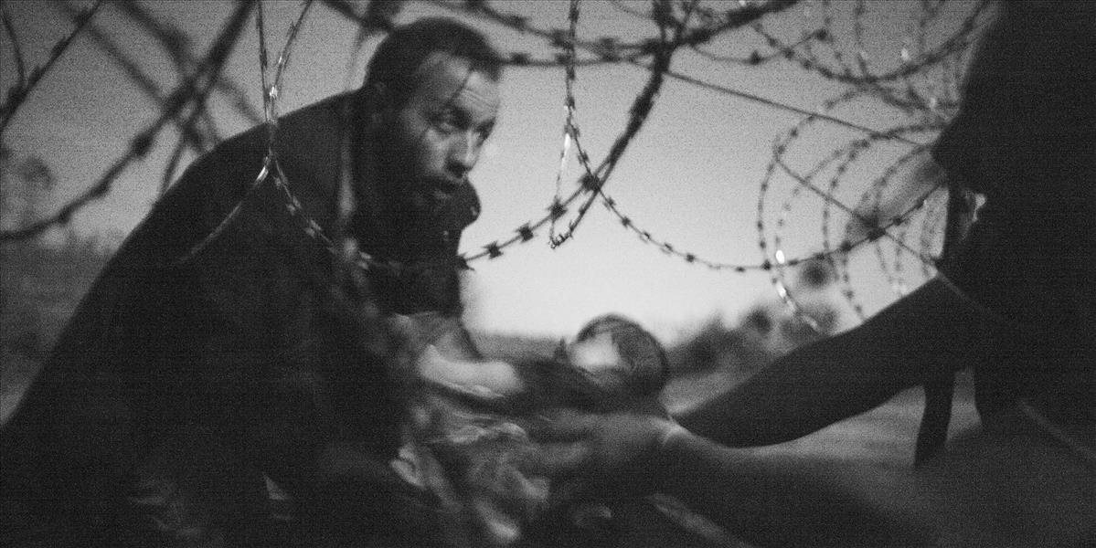 World Press Photo za rok 2015 vyhrala snímka dojčaťa na srbsko-maďarskej hranici