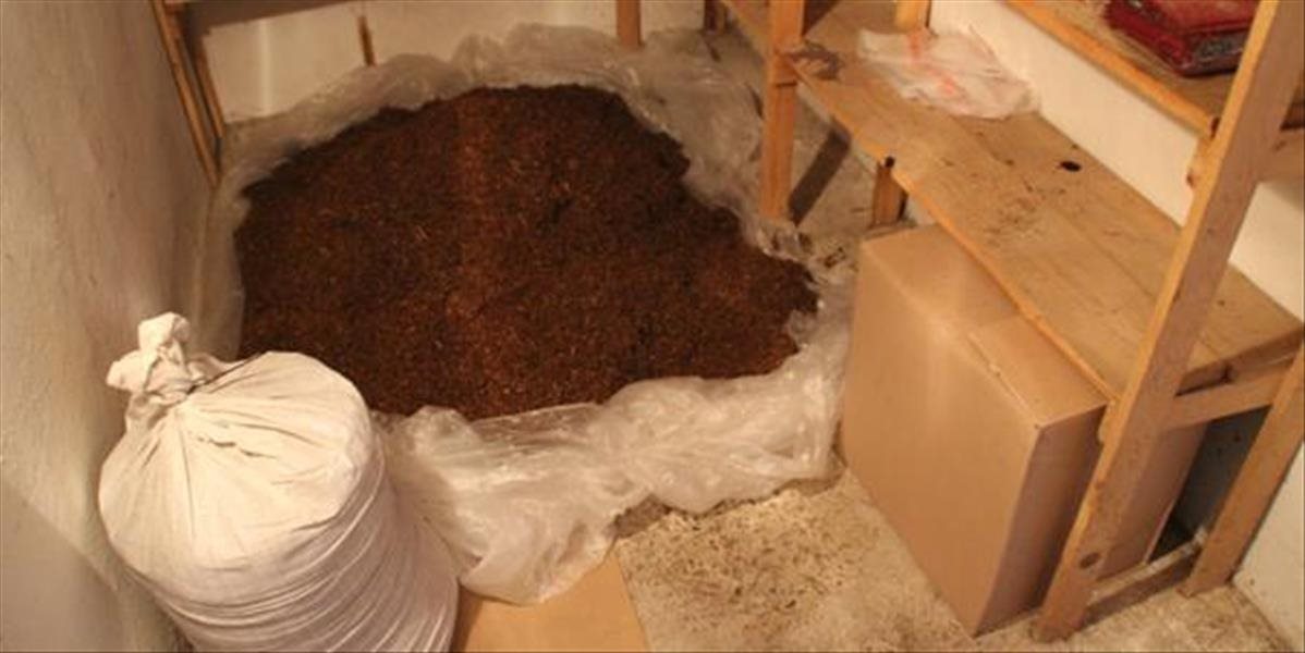Colníci našli v púchovskom bazáre 65 kg neoznačeného tabaku