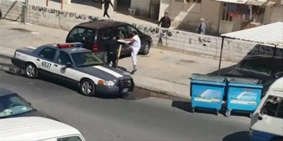VIDEO Tancujúci muž prišiel k policajtovi: Jedným kopom ho knokautoval