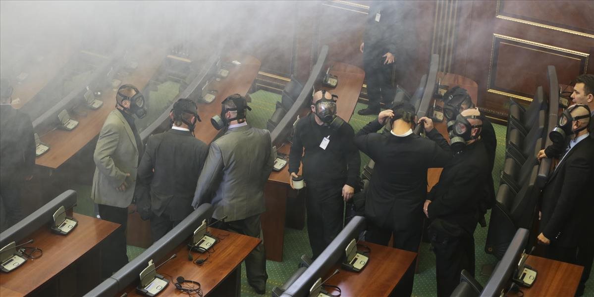 VIDEO Kosovskí opoziční poslanci zablokovali parlament slzotvorným plynom