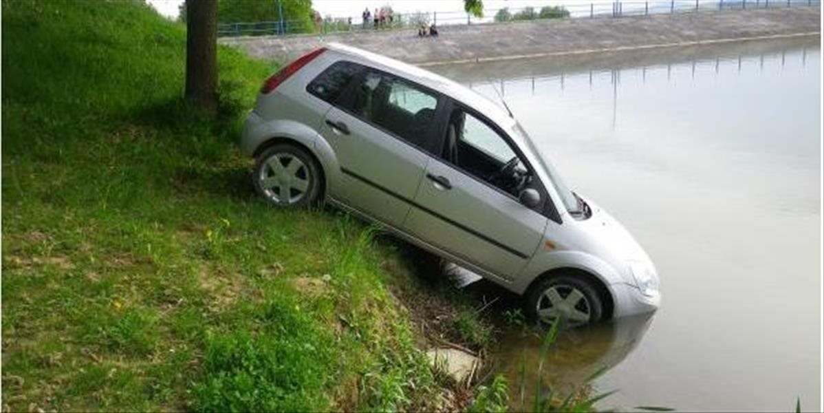 Neznámy páchateľ vykradol pivnicu, ukradol auto a spustil ho do kanála Váhu