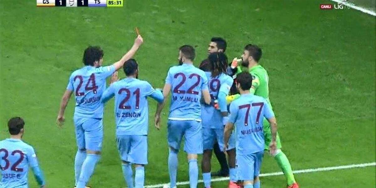 FOTO a VIDEO Štyri červené karty pre Trabzonspor, hráč hostí ju vytasil aj rozhodcovi