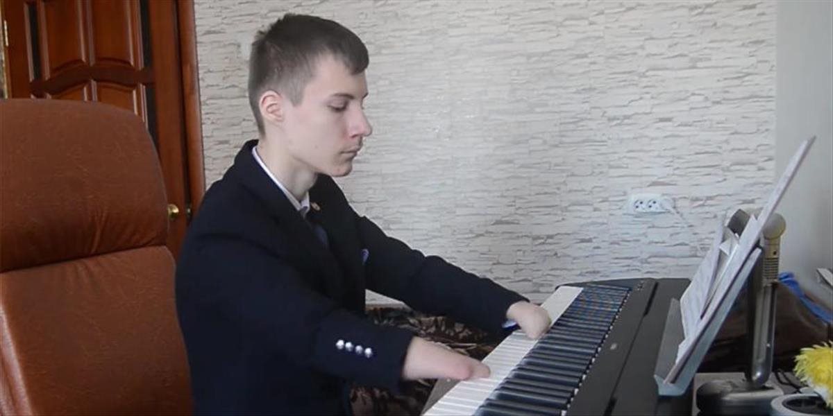 VIDEO Rodičia ho opustili, neskôr šokoval svet: Tento mladý Rus hrá na klavíry bez prstov
