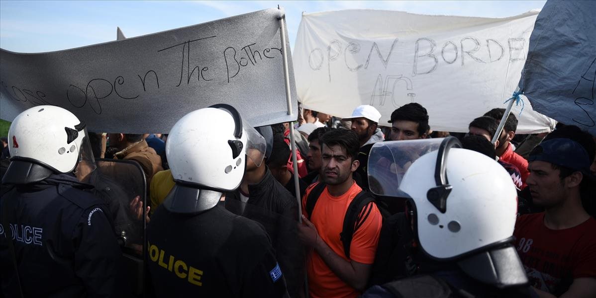 Migranti ohrozujú premávku na diaľnici i železnici z Grécka do Macedónska