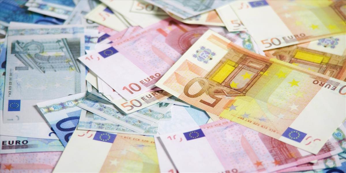 Kurz eura klesol na 1,1014 USD/EUR