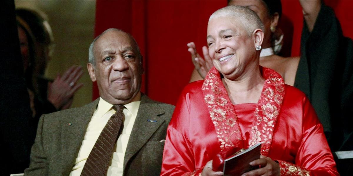 Vypočuli manželku Billa Cosbyho, vyjadrila sa k údajne zneužitým ženám