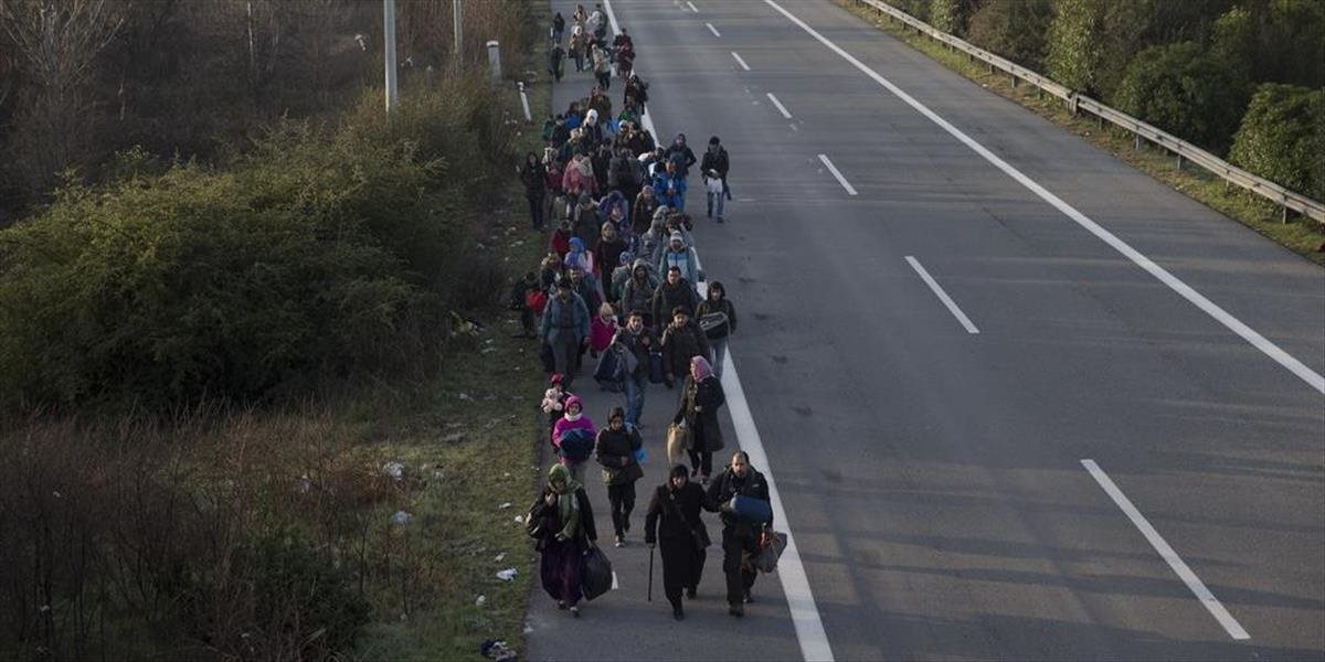 Grécka polícia premiestnila z okolia macedónskych hraníc stovky migrantov