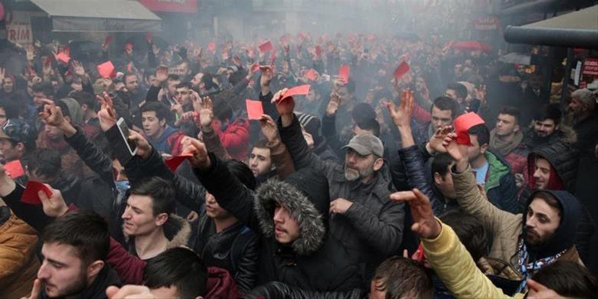 VIDEO Fanúšikovia Trabzonsporu stále protestujú v uliciach mesta
