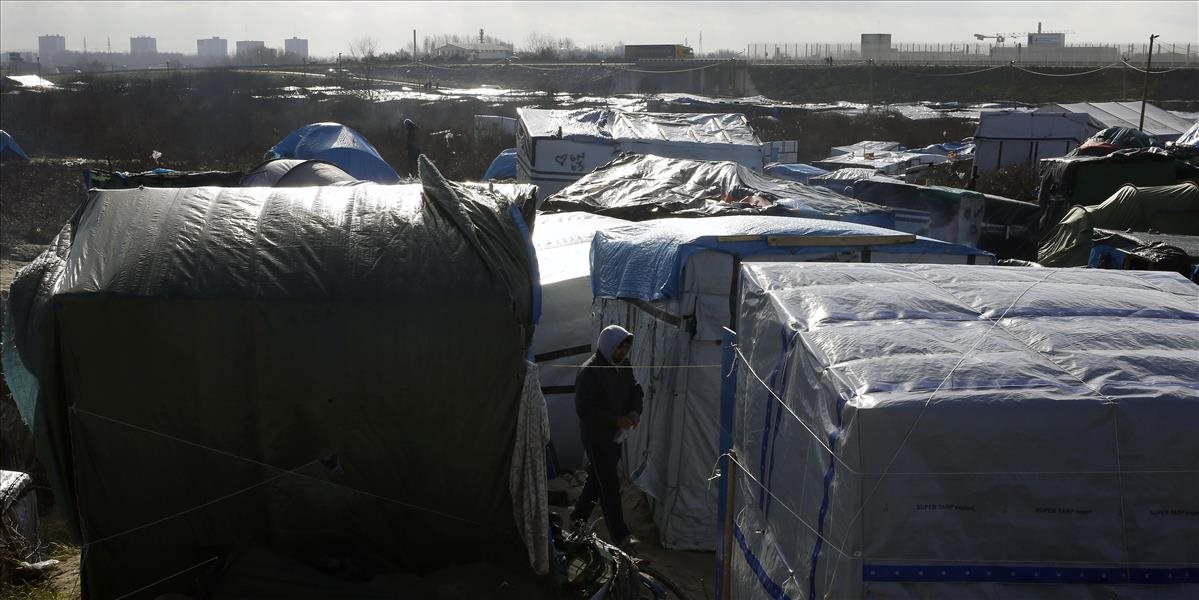 Vysťahovanie migrantov z tábora v Calais odložili