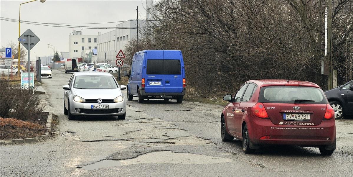 Štátne firmy dali Bratislave milióny na opravu ciest