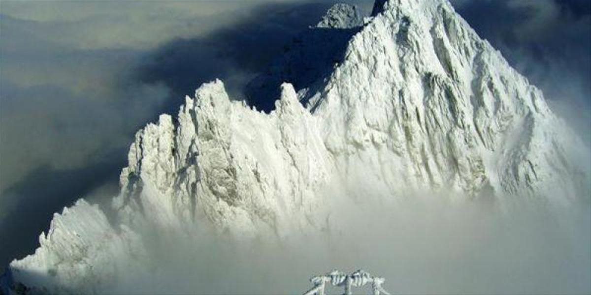 V Tatrách trvá 3. stupeň lavínového nebezpečenstva, nárazový vietor dosahuje 120 km/h