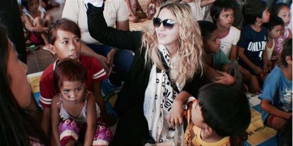 FOTO Madonna prekvapila detské útulky v Manile: Každý potrebuje rozveseliť