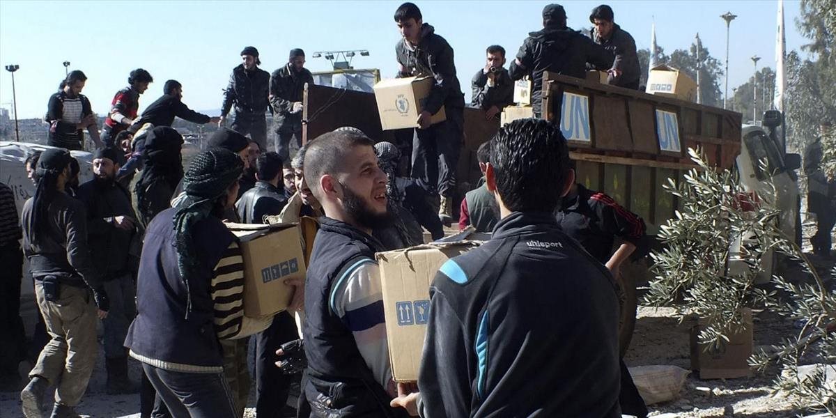 OSN začala v Sýrii zhadzovať z lietadiel pomoc pre ľudí z mesta obliehaného Islamským štátom