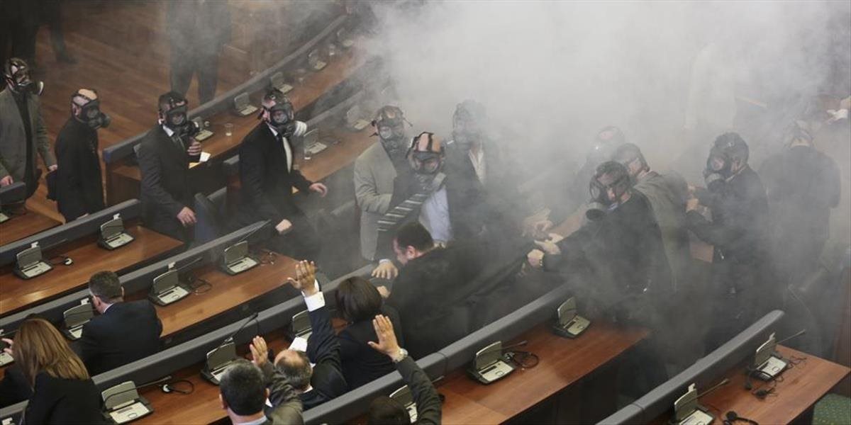 FOTO a VIDEO Kosovská opozícia opäť útočila v parlamente slzotvorným plynom