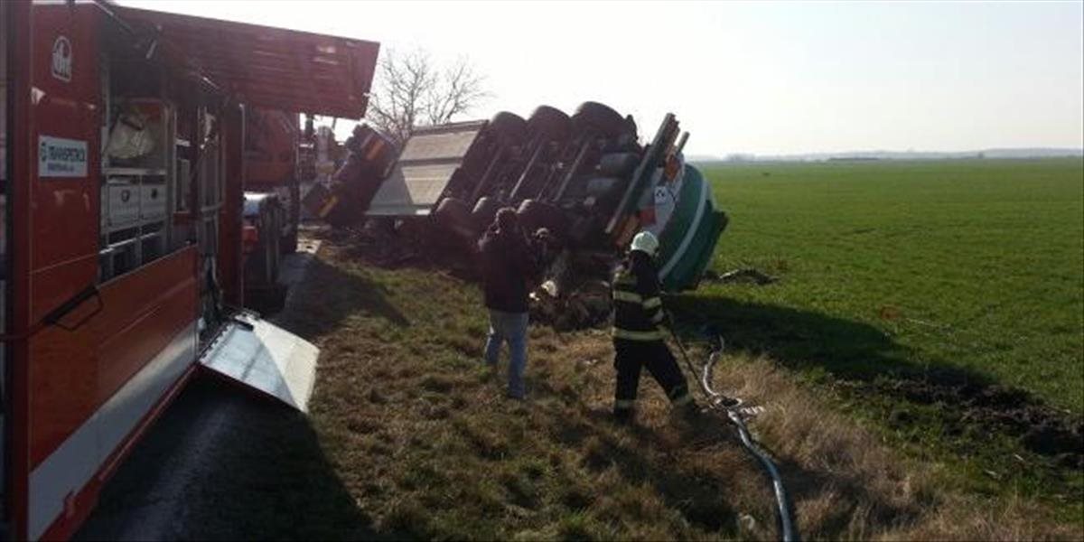 V katastri obce Jablonica sa prevrátil kamión, na mieste zasahujú hasiči