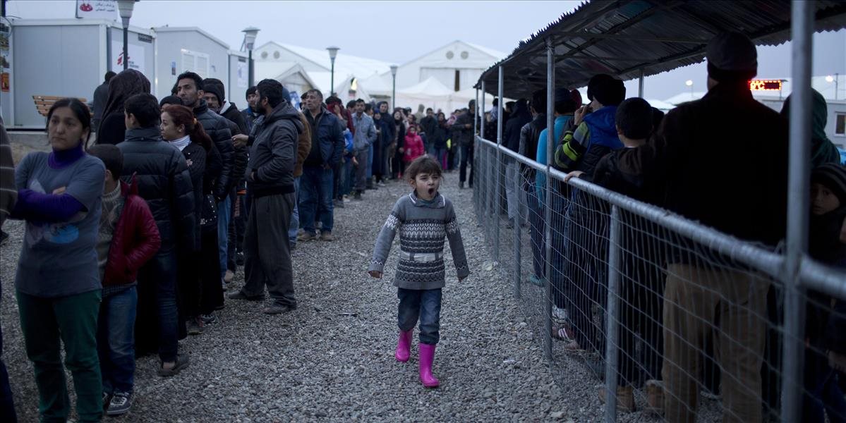 Na prechod macedónskych hraníc čaká vyše 4000 ľudí, tábory sú plné, utečenci protestujú