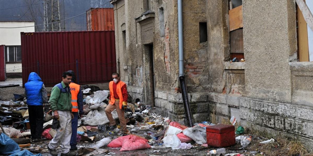 FOTO V Žiline zbúrali schátranú bytovku, ktorú zdevastovali rómske rodiny