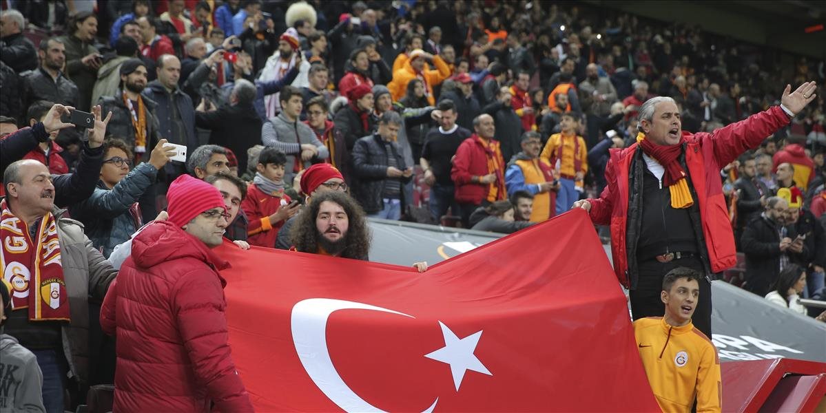 Fanúšikovia Lazia a Galatasarayu sa pobili, výsledkom dvaja pobodaní