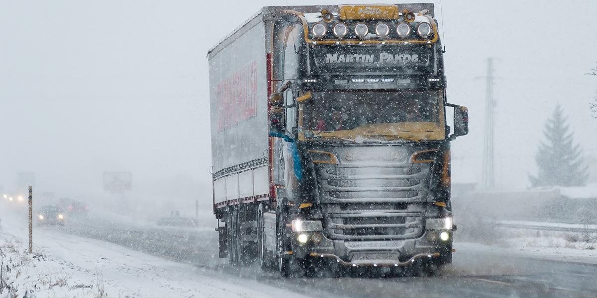 Kamióny cez Donovaly neprejdú, dôvodom je husté sneženie