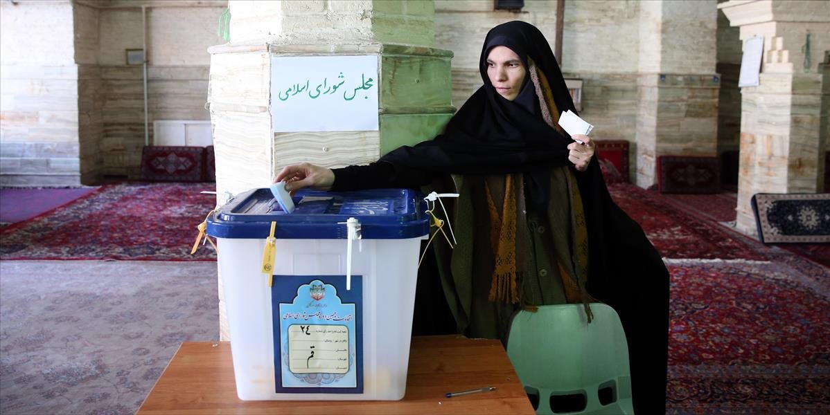 Otvorením 53-tisíc volebných miestností sa začali v Iráne parlamentné voľby