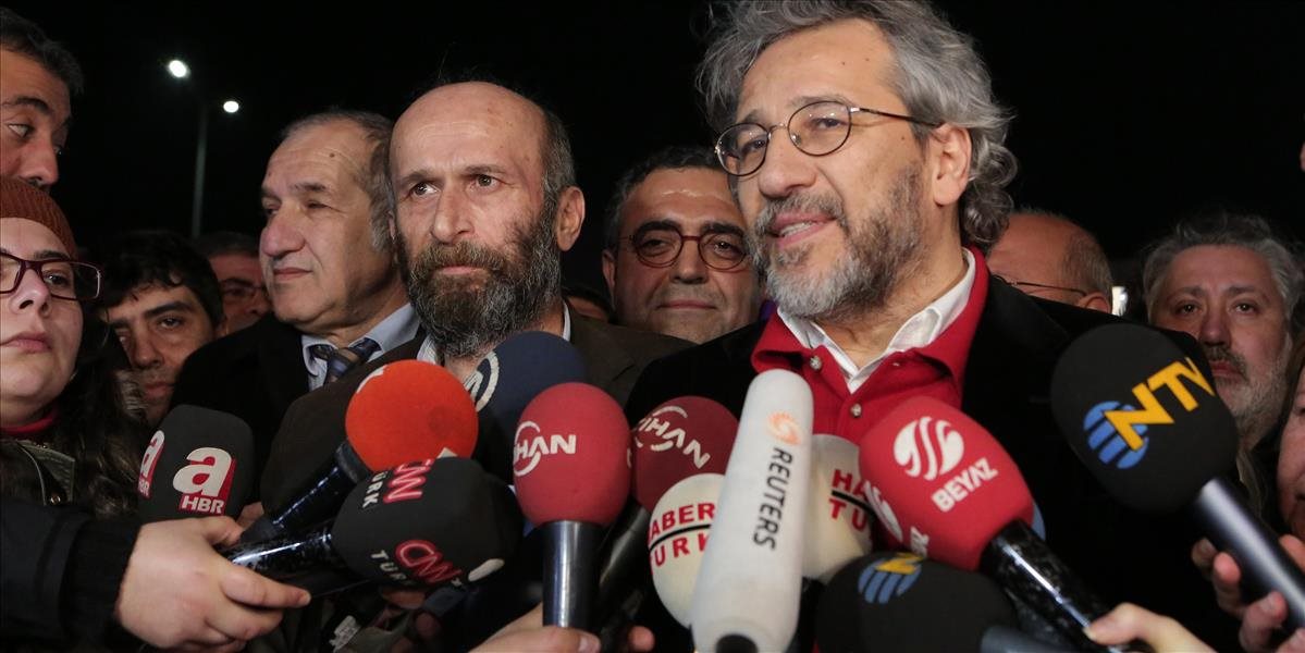 Turecký súd vydal historický verdikt: Novinárov, ktorí písali o pašovaní zbraní do Sýrie, prepustili na slobodu