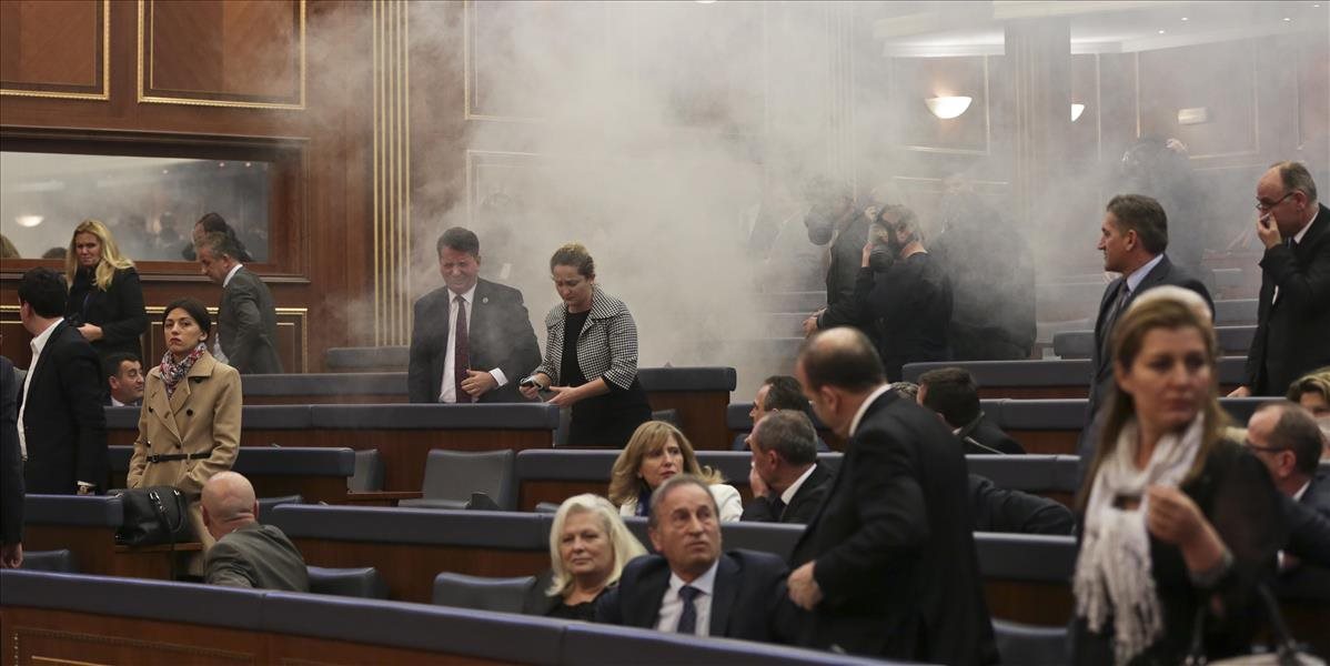 Slzotvorný plyn narušil v parlamente rozpravu o novom kosovskom prezidentovi