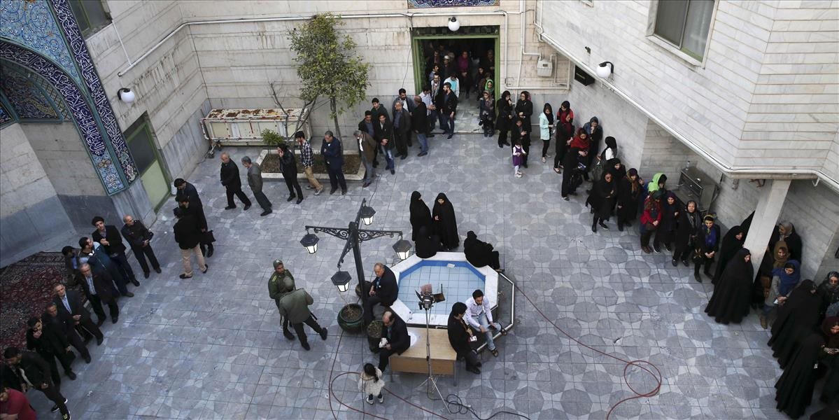 Iránske parlamentné voľby predĺžili o dve hodiny