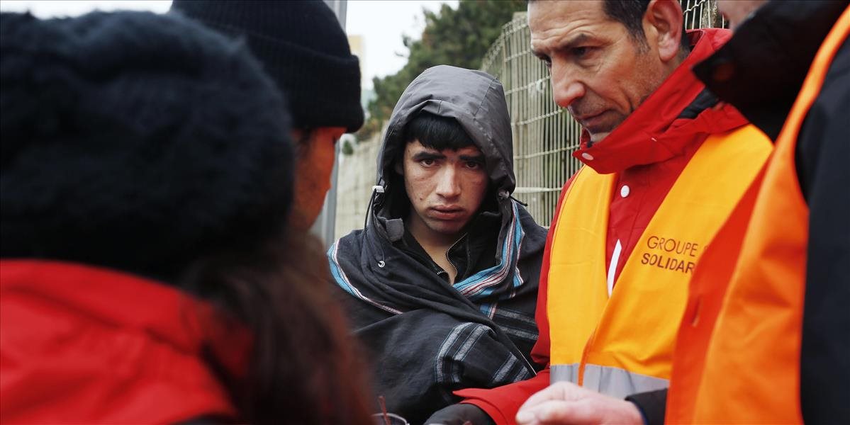 Francúzski státni zamestnanci presviedčali migrantov v tábore, aby odišli