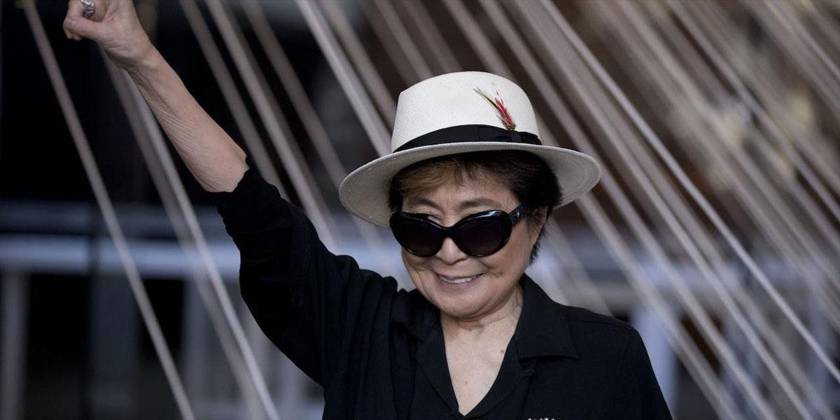 Yoko Ono previezli s chrípkou do newyorskej nemocnice