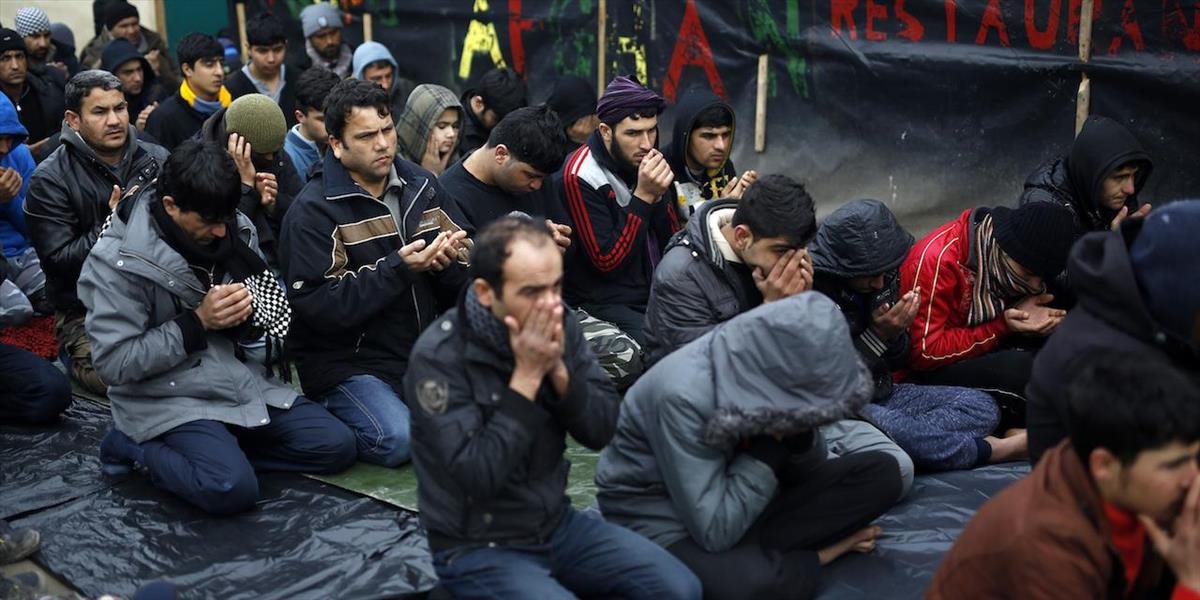 Sťaženú situáciu s migrantmi v Grécku by mali dočasne riešiť aj trajekty