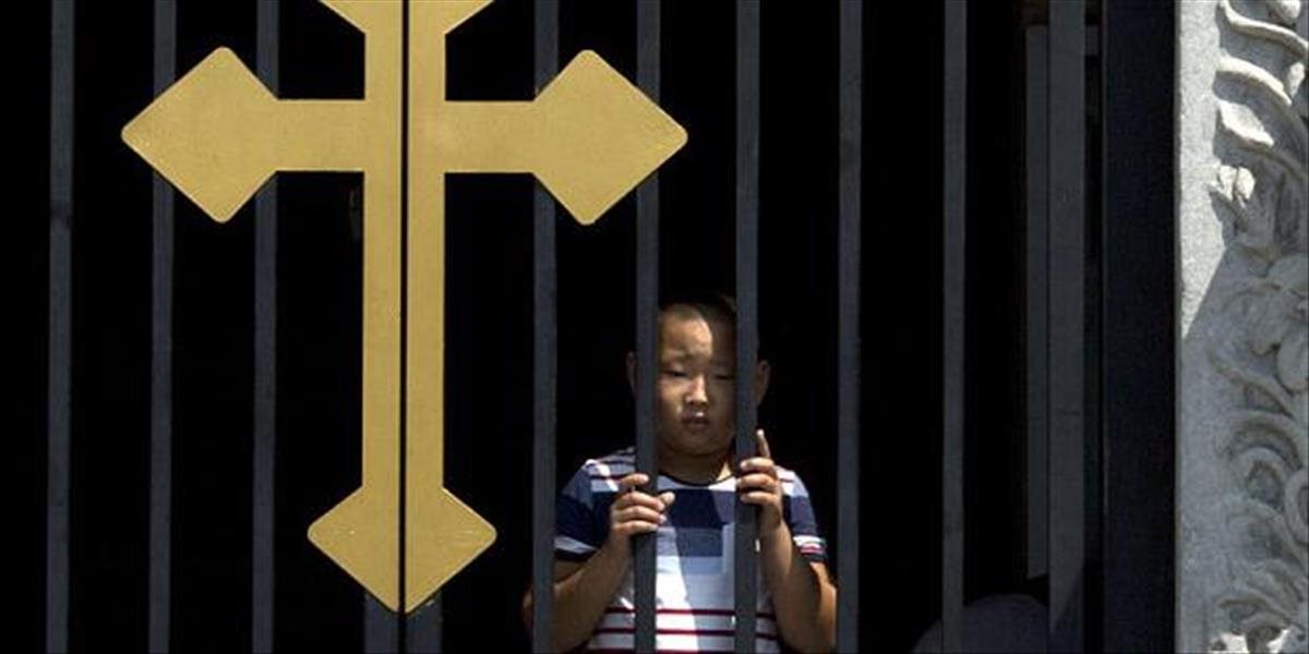 Pastora s manželkou odsúdili za neuposlúchnutie odstrániť kríž na kostole