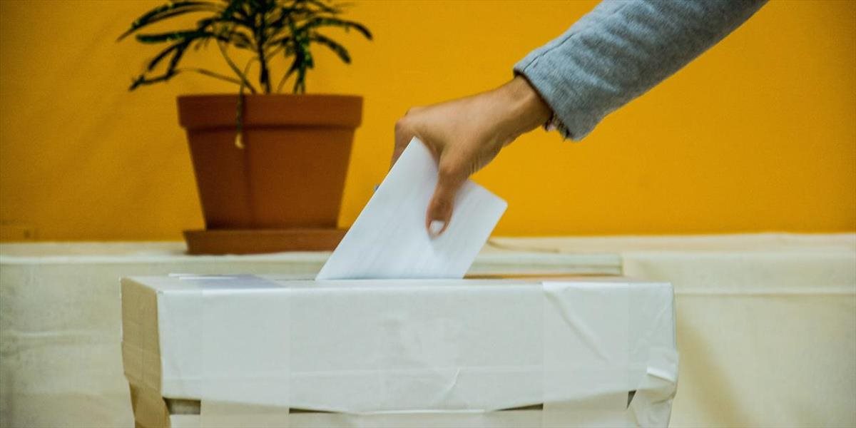 Volič, ktorému zdravie bráni ísť voliť, môže požiadať o prenosnú urnu