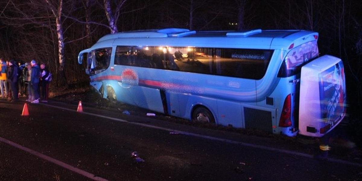 FOTO Michalovskí študenti zažili pri návrate z lyžovačky šok: Do autobusu narazilo auto, jeden mŕtvy