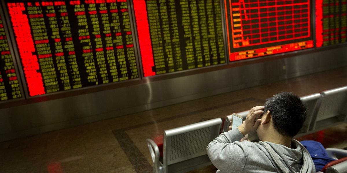 Čínske akcie opäť klesli, hlavný index burzy v Šanghaji padol na mesačné minimum