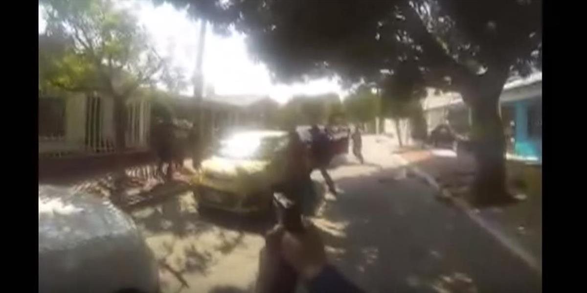 VIDEO Autentické zábery: Policajt má pri prestrelke pripevnenú kameru na uniforme