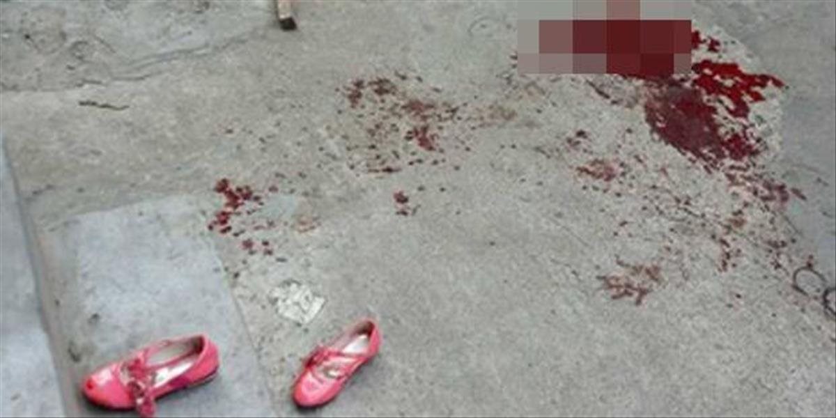 Krvavá scéna v Číne: Útočník pred základnou školou dorezal desať detí, potom spáchal samovraždu