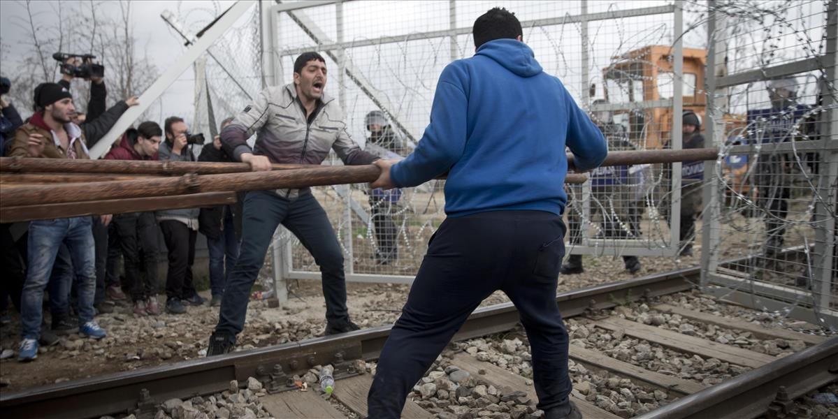 FOTO a VIDEO Stovky nahnevaných migrantov rozbili bránu na macedónskej hranici, polícia použila slzotvorný plyn