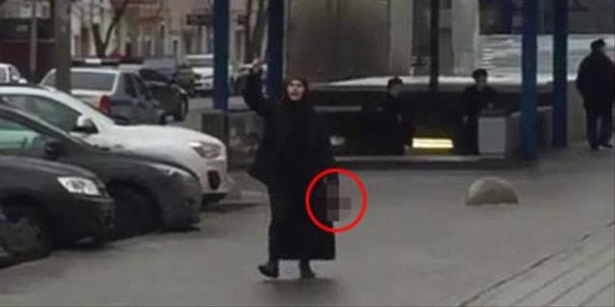 FOTO a VIDEO Šok v Moskve: Moslimka sa prechádzala pred stanicou metra s hlavou dieťaťa v ruke