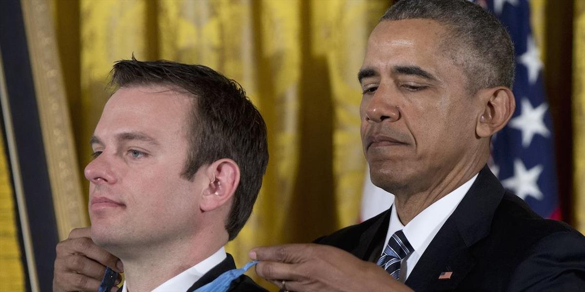 Obama udelil Medailu cti členovi elitného komanda Navy SEALs