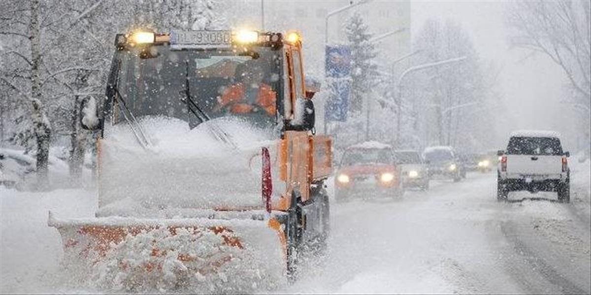 Silné sneženie a dážď komplikuje dopravu na viacerých cestách