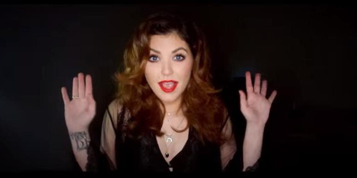 Celeste Buckingham zverejnila skladbu Hello aj s videoklipom: Život v šoubiznise je extrémne rýchly a bláznivý
