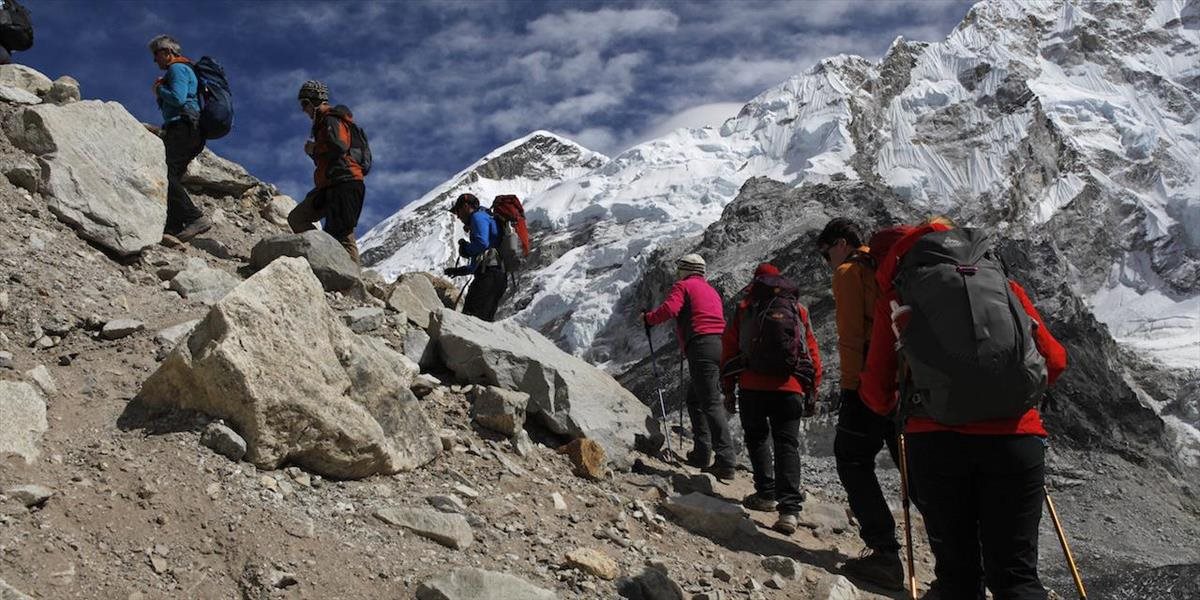 Nepál predĺžil povolenia na výstup na Everest, vydané horolezcom v roku 2015