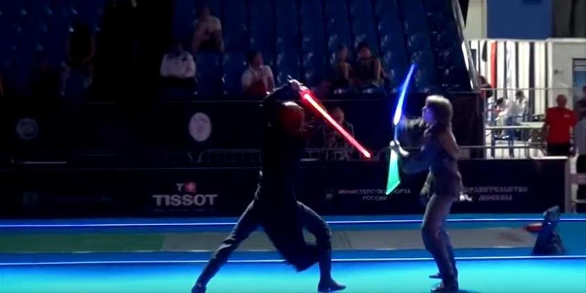 VIDEO Fanúšikom Star Wars opäť vyhladlo: Takto vyzerá epická bitka s laserovými mečmi naživo