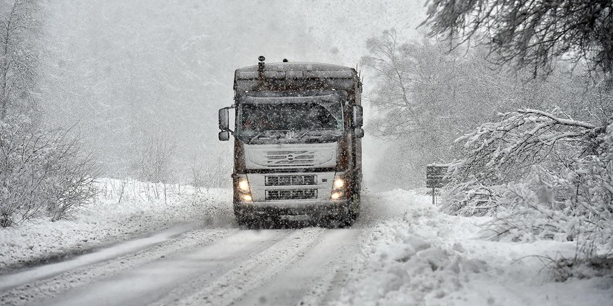 Silné sneženie cestári hlásia na liptovskej diaľnici D1