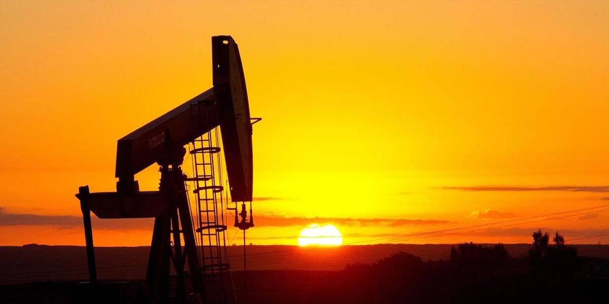 Cena americkej ropy klesla a pohybuje sa tesne nad úrovňou 34 USD za barel