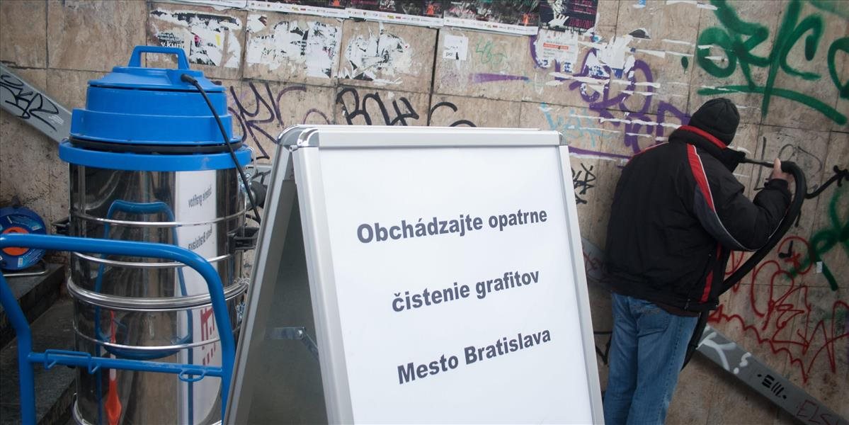 FOTO Bratislava už odstraňuje graffiti s novým prístrojom