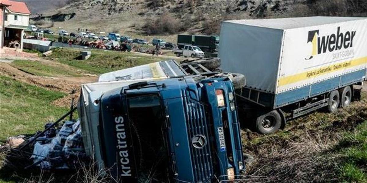 Stúpenci hnutia Vetëvendosje prevrátili kamión so srbským tovarom
