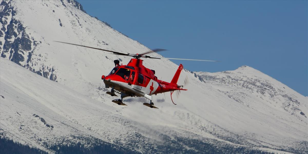 Pri sánkovaní v lyžiarskom stredisku Plejsy zasahoval vrtuľník: Zomrelo dievčatko